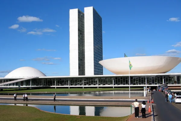 Congresso Nacional do Brasil em Brasília, com duas torres administrativas, a cúpula do Senado e a câmara dos Deputados.