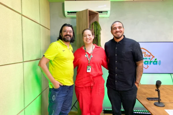 Felipe Almeida e Mônica Saraiva com o jornalista Roberto Leite, na Rádio Ceará FM 87,1