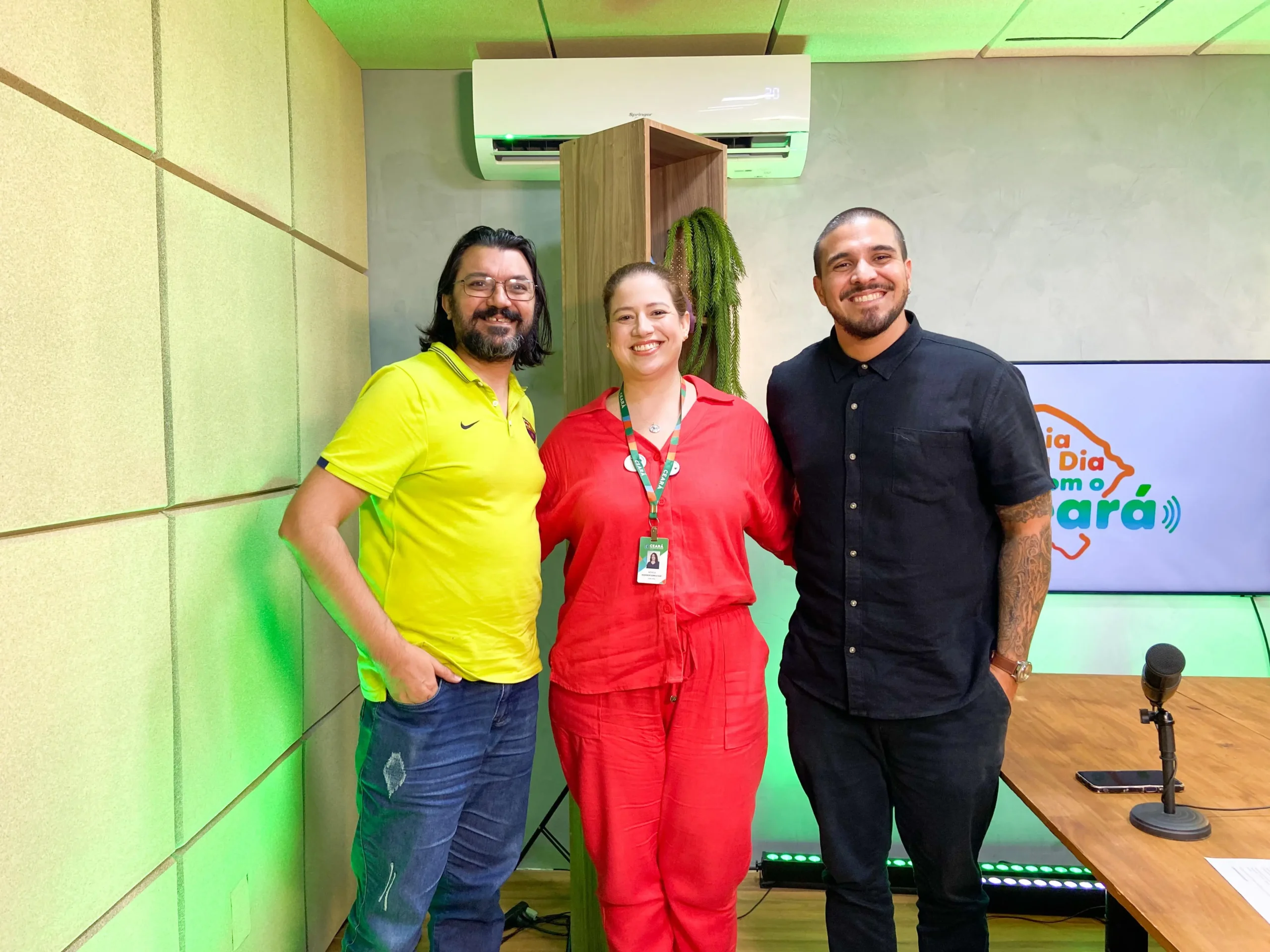 Felipe Almeida e Mônica Saraiva com o jornalista Roberto Leite, na Rádio Ceará FM 87,1