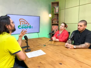 Felipe Almeida e Mônica Saraiva concedendo entrevista à Roberto Leite, jornalista da rádio Ceará