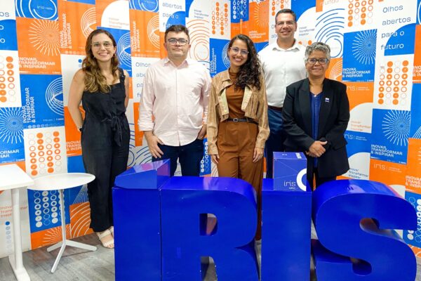 Membros do ÍRIS e da CGU posam para foto no laboratório