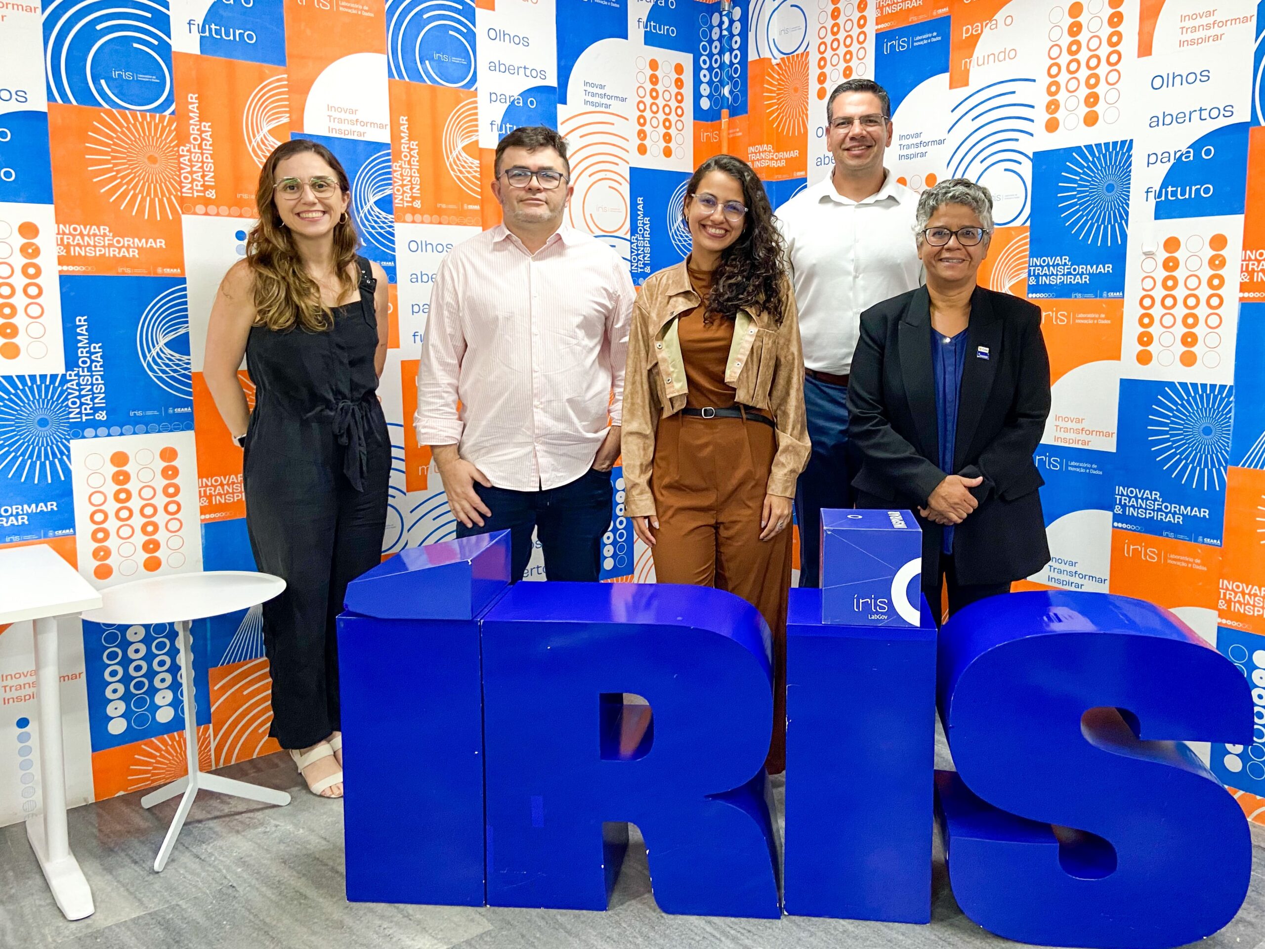 Membros do ÍRIS e da CGU posam para foto no laboratório