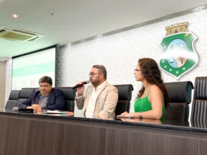 Luiza Pacheco com painelistas no Seminário Ceará Inova