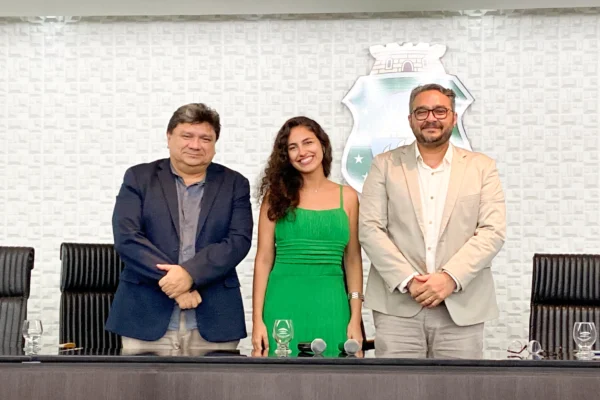 Luiza Pacheco, coordenadora-geral do ÍRIS, com Raimundo Nogueira, presidente da FUNCAP, e Paulo Torres, professor da UECE.