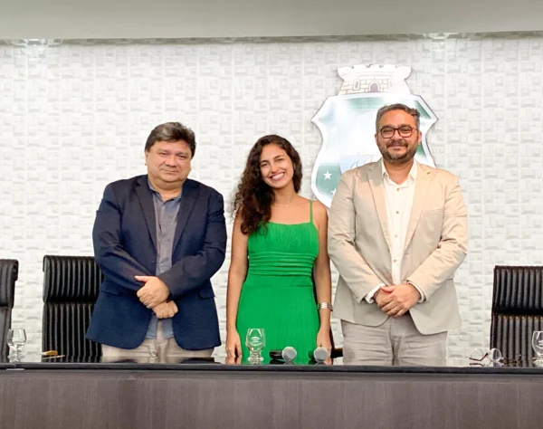 Luiza Pacheco, coordenadora-geral do ÍRIS, com Raimundo Nogueira, presidente da FUNCAP, e Paulo Torres, professor da UECE.