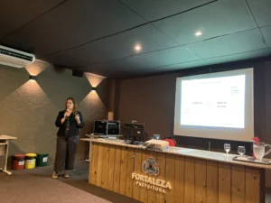 Mônica Saraiva ministrando palestra na Seuma