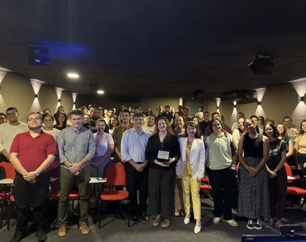Mônica Saraiva e público em sua palestra na Seuma