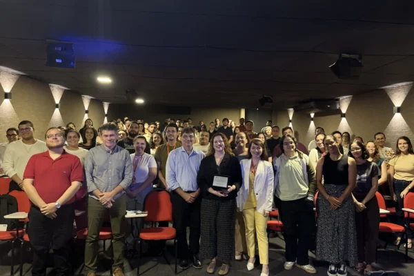 Mônica Saraiva e público em sua palestra na Seuma