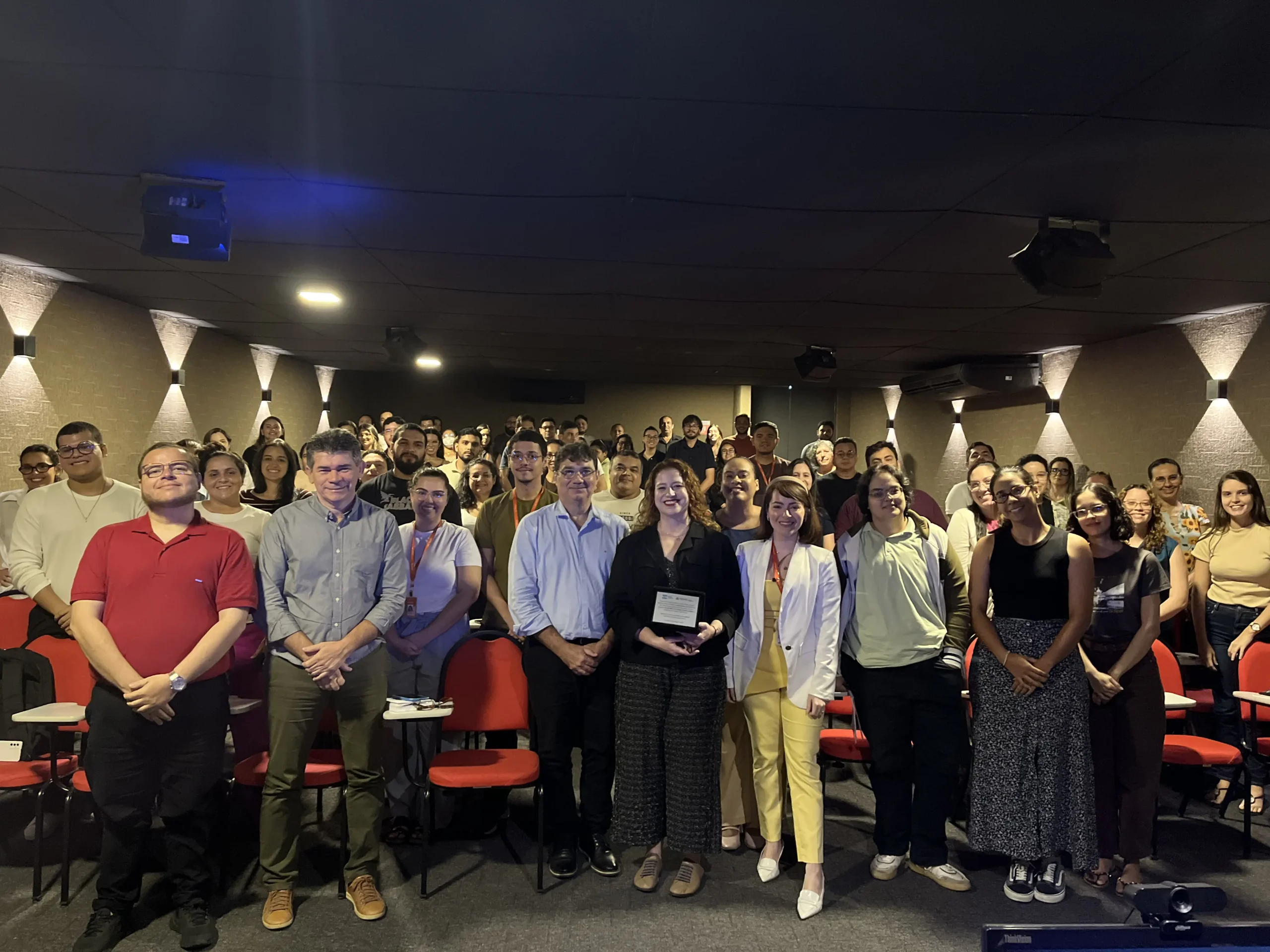 Mônica Saraiva e público em sua palestra na Seuma