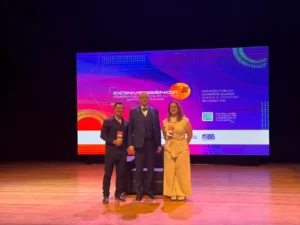 Mônica Saraiva com Toomas Hendrik Ilves, ex-presidente da Estônia e palestrante da mesa de abertura do Convergência 2026.