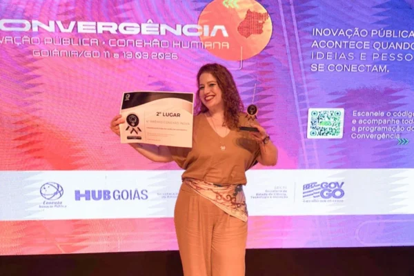 Mônica Saraiva recebe prêmio de 2º lugar no 6º Prêmio Conexão Inova