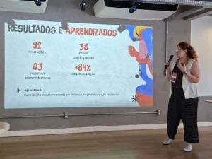 Mônica Saraiva, gestora do núcleo de Linguagem Simples do ÍRIS, apresentando o edital da 7ª Seleção Pública de Talentos Musicais do Ceará, no qual o laboratório aplicou técnicas de linguagens simples, design editorial e direito visual.