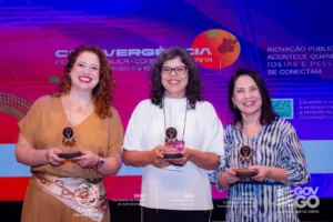 Da esquerda para a direita: Mônica Saraiva, do ÍRIS (2º lugar), Paula Estelita, do TCU (1º lugar), e Liana Paraguassu, do Polén/Fiocruz (3º lugar)