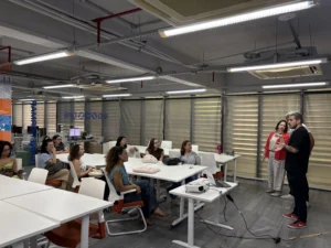 Felipe Almeida, gerente de projetos do ÍRIS, apresentando o laboratório para as participantes do Grupo de Pesquisa