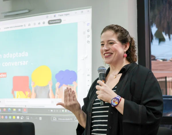 Foto de Mônica Saraiva, gestora do núcleo de Linguagem Simples, palestrando no IDT.