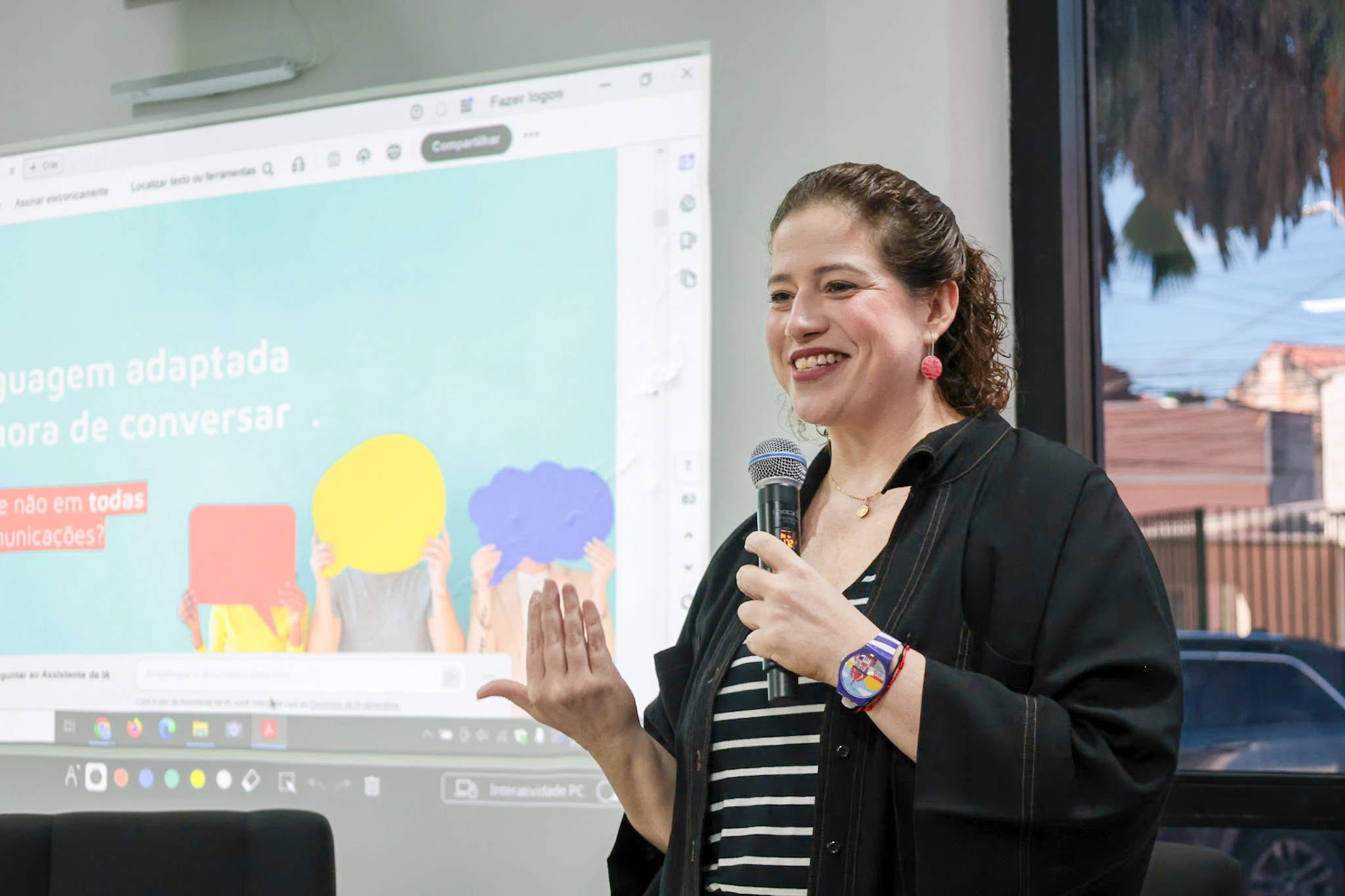 Foto de Mônica Saraiva, gestora do núcleo de Linguagem Simples, palestrando no IDT.